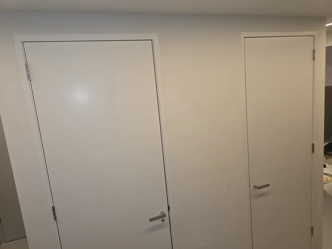 Witte binnendeuren en kozijnen